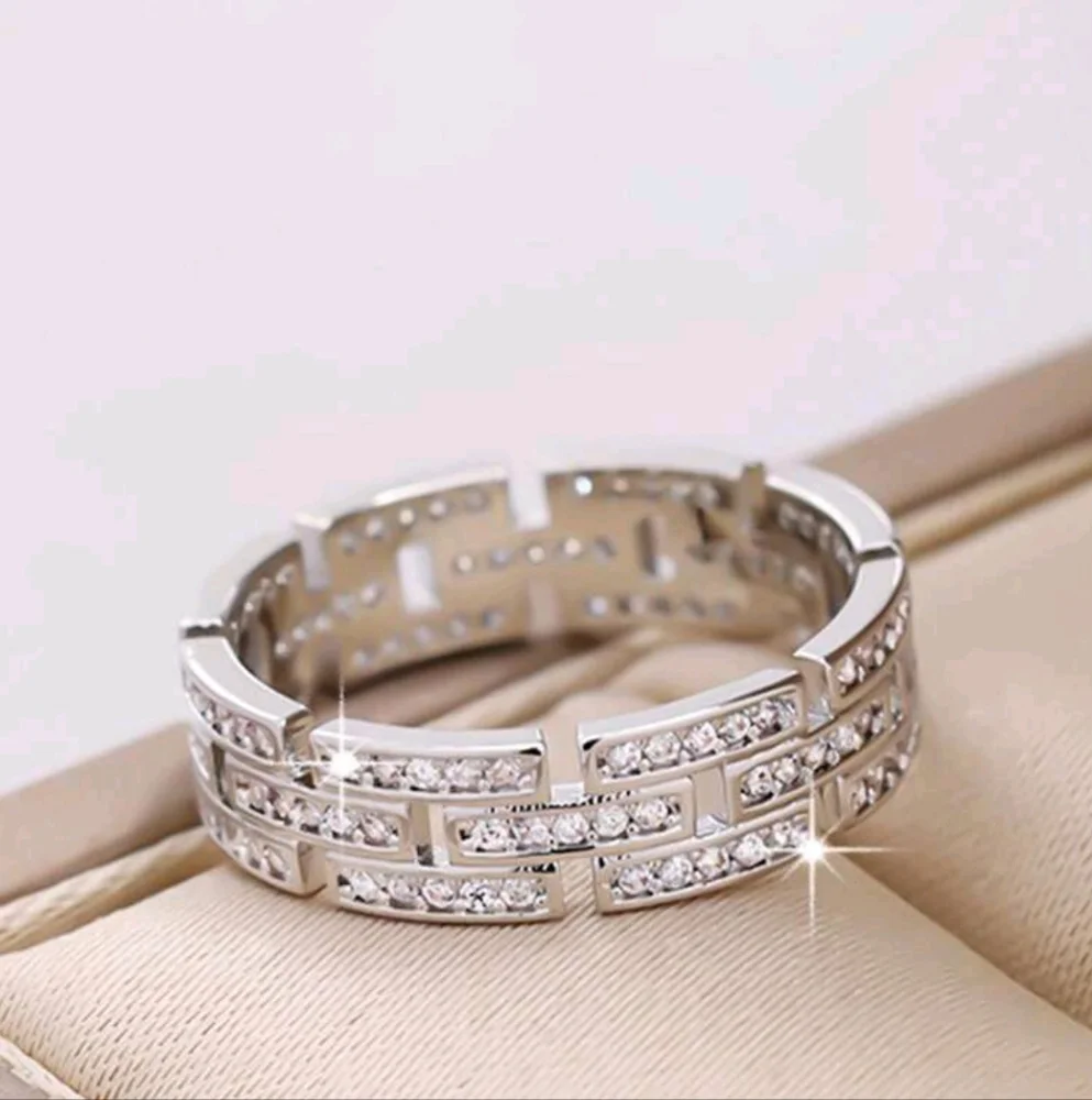 BRAND NEW ** Elegant Silver Women's Ring